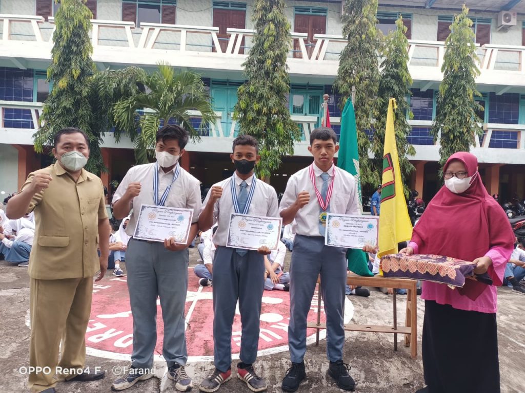 PENYERAHAN  SIMBOLIS pada ATLIT  IPSI SMA M 1 NGANJUK